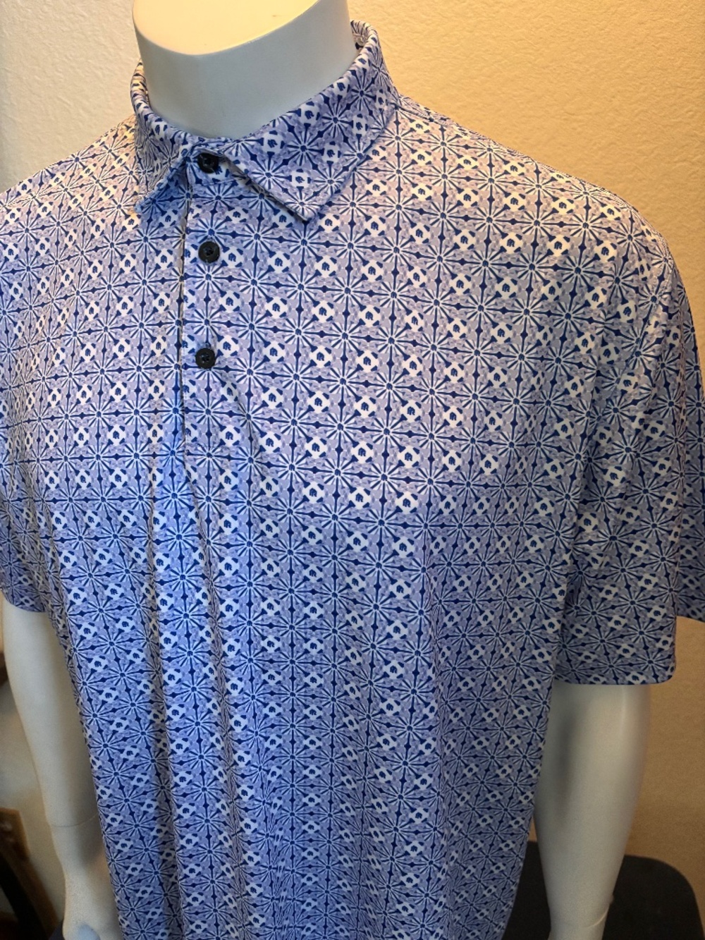Nice mens large NVRLND custom golf polo